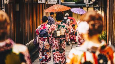 japan_honshu_kyoto_geisha_gion_paraplu_kimono_shutterstock_751815121