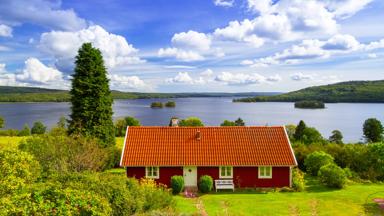 zweden_algemeen_rondreis-zuid-zweden_rood-huis_meer_begroeiing_shutterstock