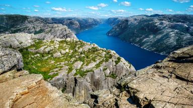 noorwegen_stavanger_preikestolen-klif_bergen-water_shutterstock