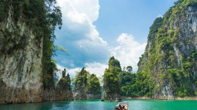 thailand_khao-sok-national-park_cheow-lan-meer_kajak-krijtrotsen_shutterstock