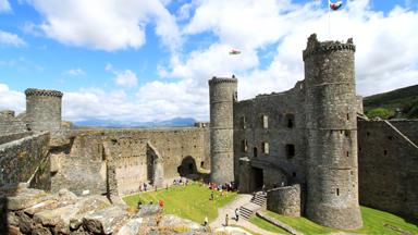groot-brittannie_wales_gwynned_harlech-castle_kasteel_ruine_toren_kasteelmuur_gras_overzicht_toerist_bezoeker_gettyimages