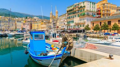 frankrijk_corsica_bastia_haven-boten-huizen_shutterstock