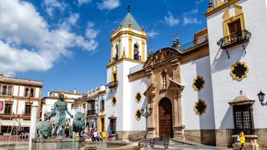 spanje_andalusie_ronda_plaza-del-socorro_plein_fontein_shutterstock_1304609245