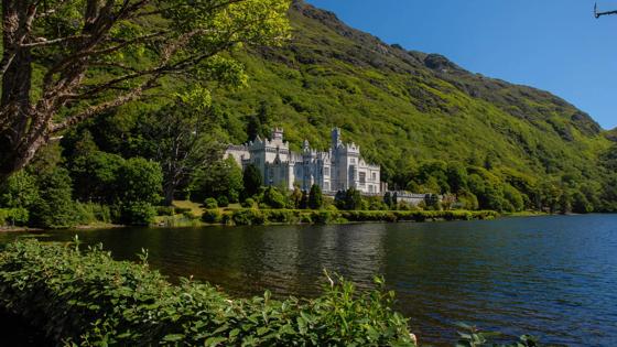 ierland_county-galway_connemara_kylemore-abbey_kasteel-abdij_meer_berg_bos_pixabay