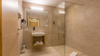 Oostenrijk_Fügen_Kosis_Sports_Lifestyle_Hotel_Royal_Juniorsuite_Badkamer