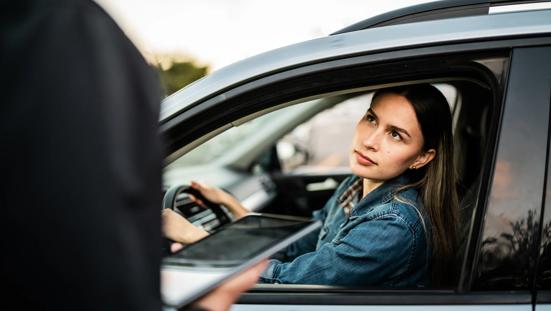 Politie in gesprek met autorijder.