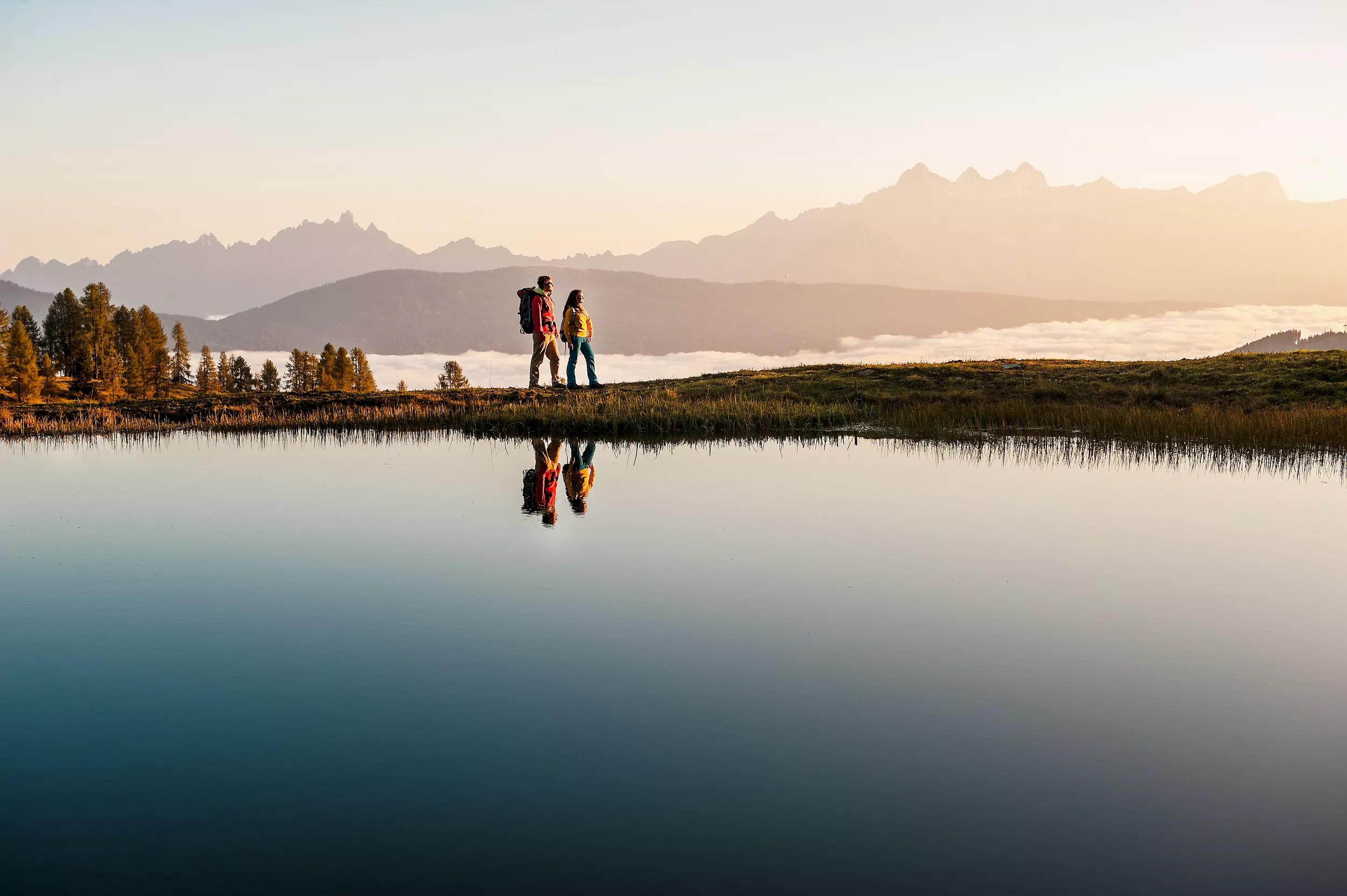 Junges Paar beim Wandern in den Niederen Tauern, Altenmarkt-Zauchensee, Salzburger Land, Österreich