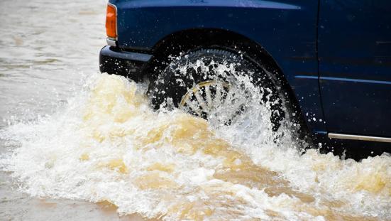 Verkeer met wateroverlast.