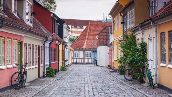 denemarken_funen_odense_oude-stad_straat_kinderkopjes_fietsen_gekleurde-huizen_getty-618543545