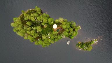 Zweden-Midden Zweden_Fyrbro_island gräsmån gen_h