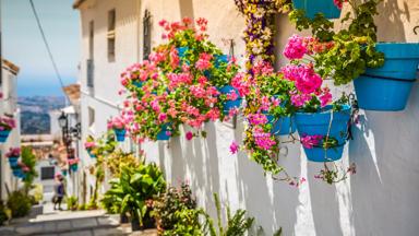 spanje_andalusie_mijas_wit-dorp_bloembakken_straatje_stel_shutterstock_339275639