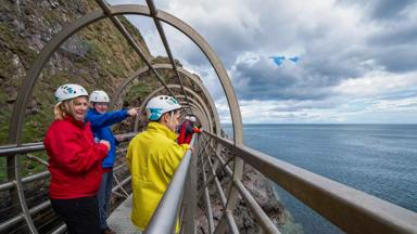 noord_ierland_gobbins_mensen_gekleurde_jassen1_tourism_ireland