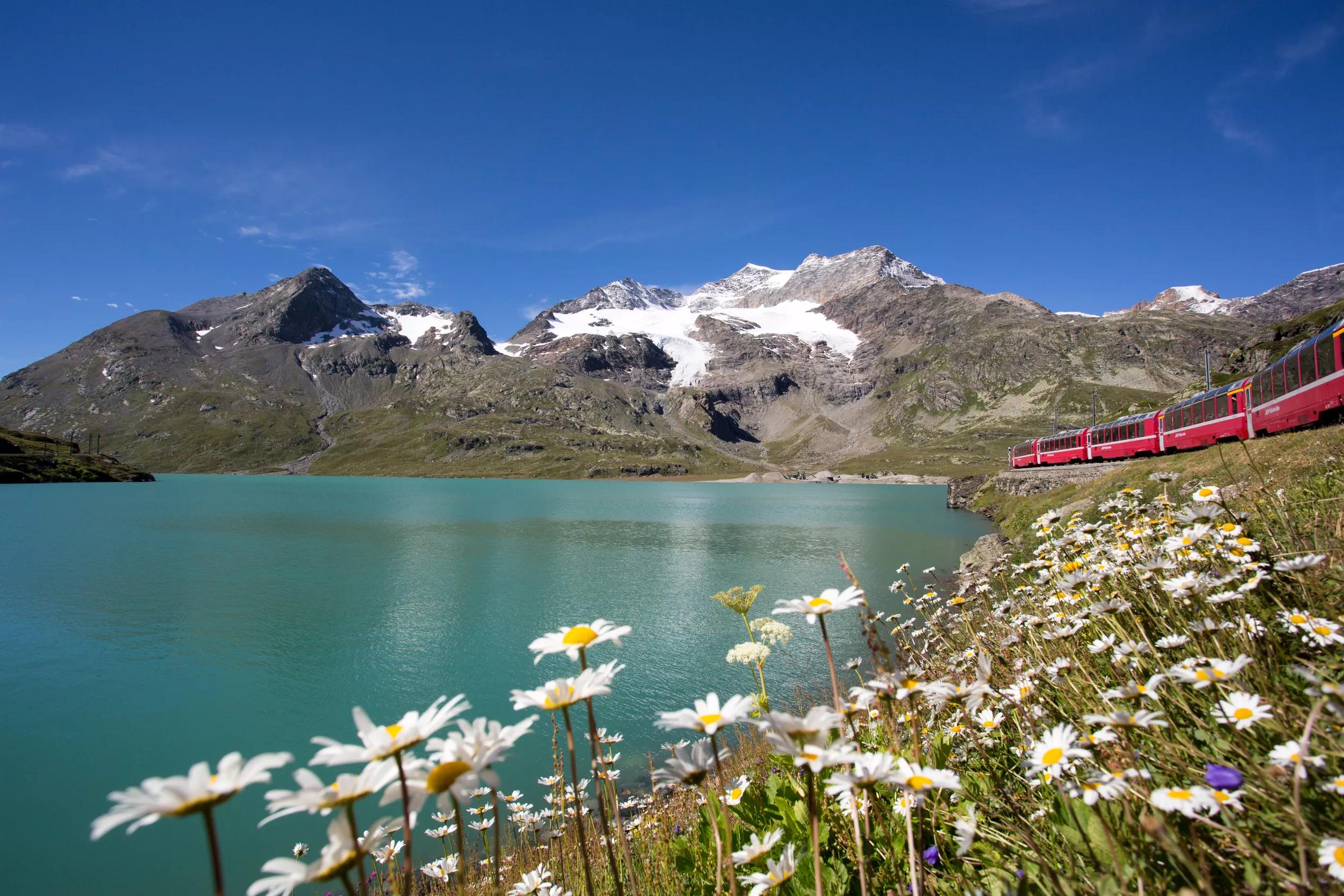 Rhaetische Bahn/RhB - Der Bernina Express entlang des Lago Bianco. Eine Fahrt von den Gletschern zu den Palmen...Rhaetian Railway/RhB - Bernina Express running beside Lake Bianco. ..Ferrovia retica/FR - Il Bernina Express lungo il Lago Bianco. Un viaggio dai ghiacciai alle palme...Copyright by Rhaetische Bahn By-line: swiss-image.ch/Christoph Benz