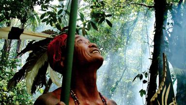 maleisie_borneo_sarawak_longhouse_iban_local_man_blaaspijp_a_tif