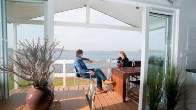 hotel_nederland_maurik_vakantiepark-eiland-maurik_vakantiehuis_terras_mensen