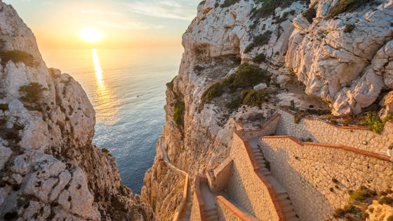 italie_sardinie_alghero_capo-caccia_neptuno-grot_trap_zonsondergang_GettyImages-842157064