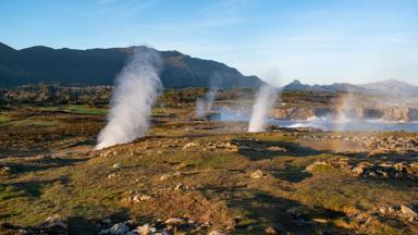 spanje_asturie_llanes_bufones-de-pria_oceaan_kliffen_spuitend-water_bergen_rotsen_shutterstock