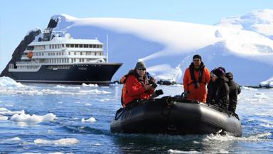 cruiseschip_noorwegen_spitsbergen_cruiseschip-hondius_zodiac_mensen_schip_overzicht_zee_sneeuw_ijs_ijsschots
