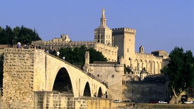 frankrijk_provence_avignon_chateau-du-pape_pausenpaleis_pont-d-avignon_brug_GettyImages-539546952