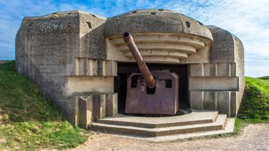 frankrijk_normandie_omaha-beach_bunker_kanon_d-day_invasiestrand_shutterstock_131622323