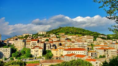 frankrijk_corsica_corse-du-sud_sartene_stad_berg_gekleurde-huizen(1).jpg