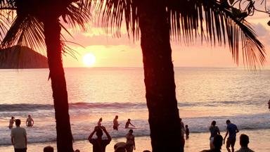 costa-rica_manuel-antonio_strand_zonsondergang_sfeerbeeld_mensen_w