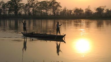 nepal_chitwan_rivier-mannen-op-boot_zonsondergang_b.jpg