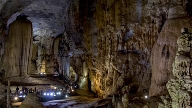 vietnam_dong-hoi_paradise-cave_stalagtiet_stalagmiet_boardwalk_grot_w