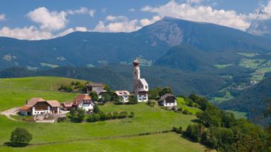 italie_zuid-tirol_ritten_bergen_dorp_kerk_GettyImages-102346486