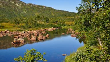 noorwegen_oostland_rauland_hardangervidda-nationaal-park_rivier_rotsen_getty