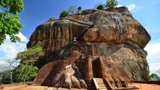 sri-lanka_sigiriya_leeuwenrots_trap_mensen_adobestock