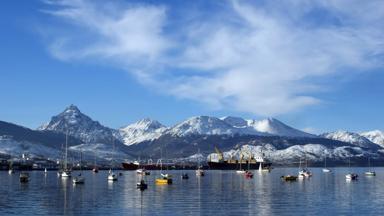 argentinie_vuurland_ushuaia_kleine-haven_vissersboten_bergen_sneeuw_water_uitzicht_b.jpg