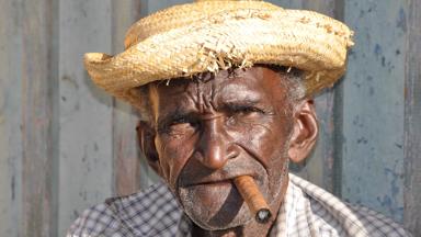 cuba_trinidad_man-met-sigaar_shutterstock_89170369