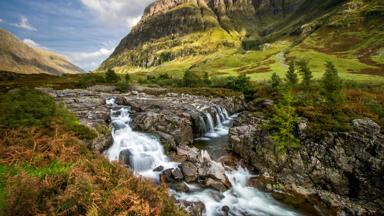 schotland_hooglanden_glencoe_waterval_shutterstock_1691802625