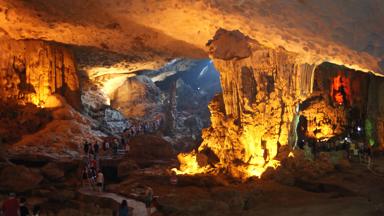 vietnam_halong-bay_grot_suprise-cave_boardwalk_reiziger_binnenkant_stalagtiet_stalagmiet_verlicht_a