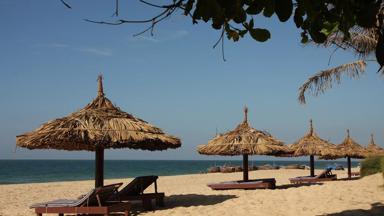 hotel_vietnam_phan-thiet_blue-ocean-resort_strand-ligbedden