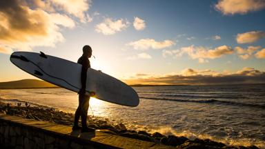 ierland_county-sligo_strandhill_surfer_golfsurfen_zonsondergang_zee_shutterstock