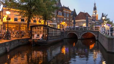 nederland_noord-holland_alkmaar_gracht_brug_woonboot_avond_GettyImages-599992563