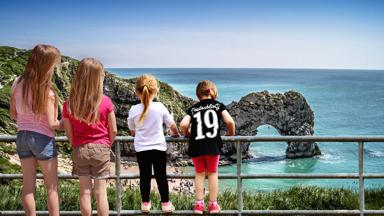 engeland_dorset_jurassic-coast_durdle_door_kinderen_uitzichtpunt_pixabay