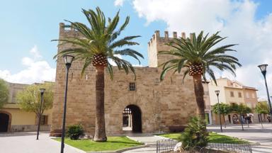 spanje_balearen_mallorca_alcudia_stadspoort_muur_plein_pixabay