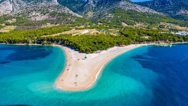 kroatie_dalmatie_brac_zlatni-rat-strand_zee_bergen_shutterstock_1785378473