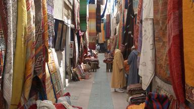 marokko_marrakech-safi_marrakesh_markt_souk_tapijt_mensen_w