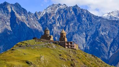 georgie_kasbegi_kaukasus_drievuldigheidskerk-van-gergeti_berg_shutterstock