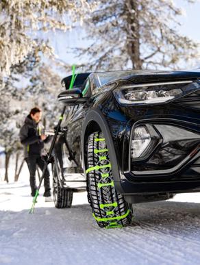 Sneeuwketting om een wiel