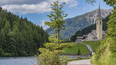 italie_zuid-tirol_sarentino_meer_kerk_weg_pixabay