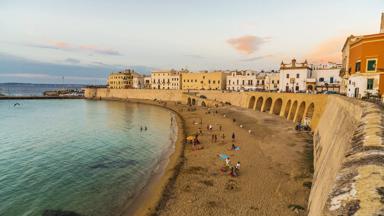 italie_puglia_gallipoli_strand_dorp_zee_getty