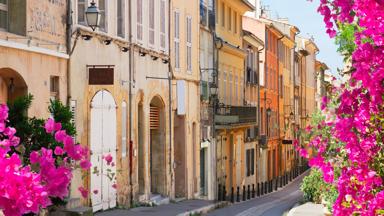 frankrijk_provence-alpes-cote-d-azur_aix-en-provence_straat_bloemen_lantaarn_huizen_shutterstock_446911954