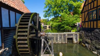 denemarken_midden-jutland_aarhus_gamle-by_museum_waterrad_vakwerkhuizen_shutterstock_467081153