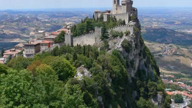 san-marino_italie_monte-titano_guaita_vesting_berg_uitzicht_istock