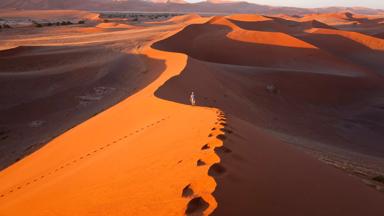 Namibië, Namibwoestijn, reiziger - GettyImages-904637818